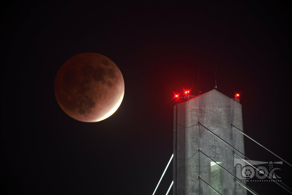 Когда ближайшее лунное затмение. Лунное затмение Владивосток 2022. Лунное затмение из космоса. Лунное затмение фото. Затмение 2022.