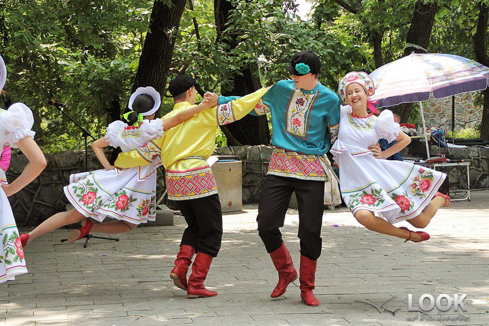 Показать плясать. Народная кадриль русские народные танцы. Русский народный танец кадриль. Костюм кадриль. Народные танцы на улице.